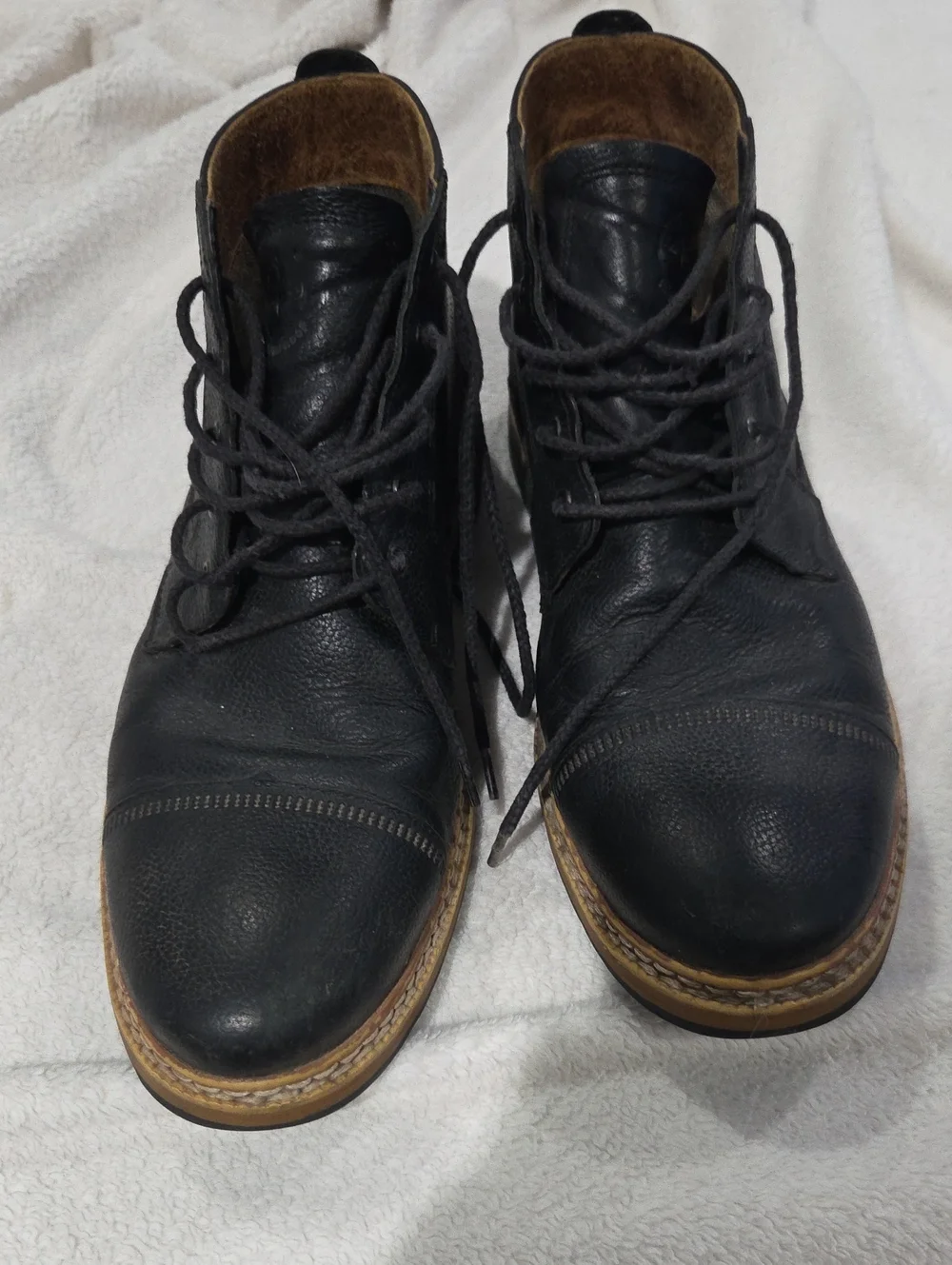 Timberland Black Leather Chukka Boots with Tan Welt